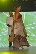 Shilpa Saklani walk the ramp at Umeed-Ek Koshish charitable fashion show in Leela hotel on 9th Nov 2012,1 (70).JPG
